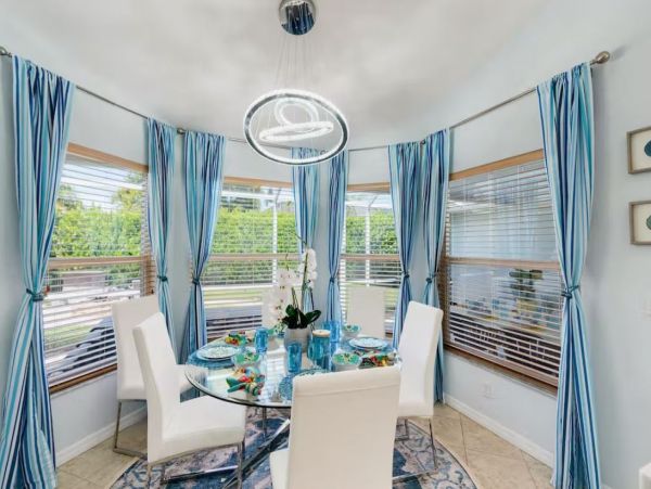 Gorgeous Vacation Home in Naples Sleeps 10 Guests with Pool & Tennis Court