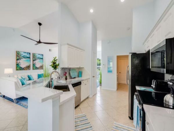 Gorgeous Vacation Home in Naples Sleeps 10 Guests with Pool & Tennis Court