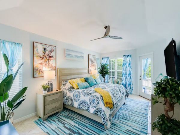 Gorgeous Vacation Home in Naples Sleeps 10 Guests with Pool & Tennis Court