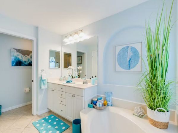 Gorgeous Vacation Home in Naples Sleeps 10 Guests with Pool & Tennis Court