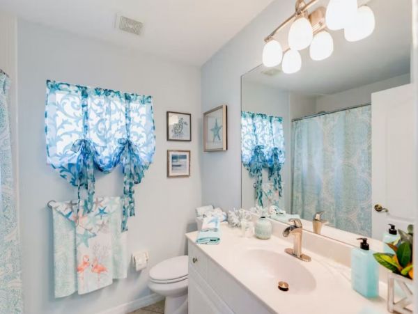 Gorgeous Vacation Home in Naples Sleeps 10 Guests with Pool & Tennis Court