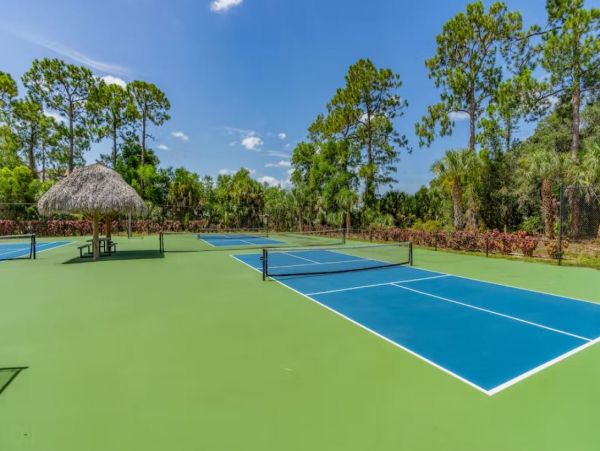Gorgeous Vacation Home in Naples Sleeps 10 Guests with Pool & Tennis Court