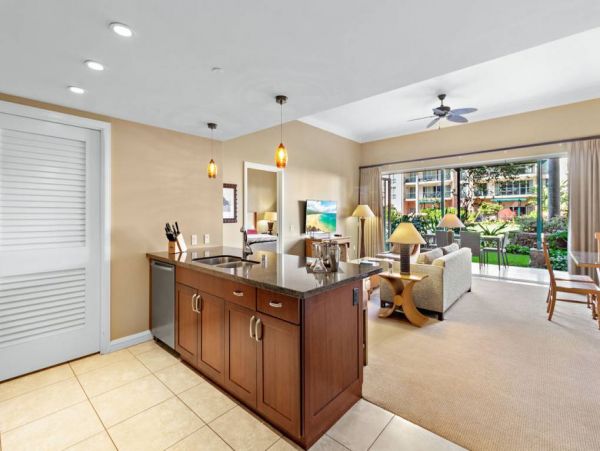 Four Bedroom Vacation Condo in Lahaina Close to Beach