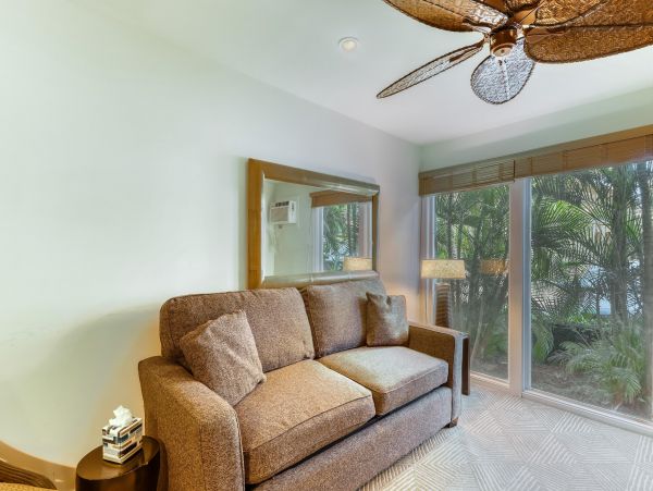 Lahaina Vacation Condo One Bedroom Walk to Beach