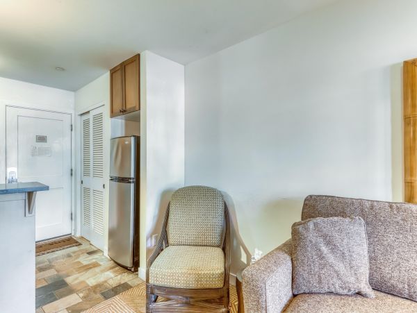 Lahaina Vacation Condo One Bedroom Walk to Beach
