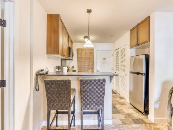 Lahaina Vacation Condo One Bedroom Walk to Beach