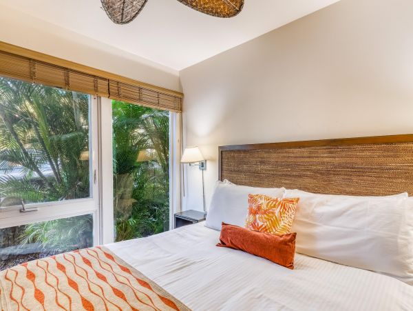 Lahaina Vacation Condo One Bedroom Walk to Beach