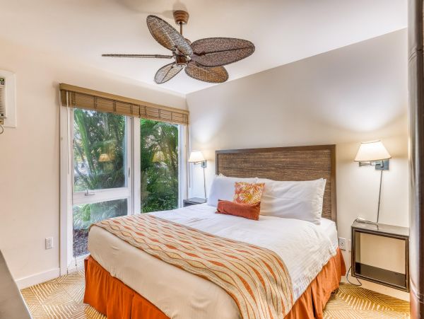 Lahaina Vacation Condo One Bedroom Walk to Beach