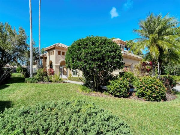 Lakefront Gorgeous Vacation Villa in Sarasota