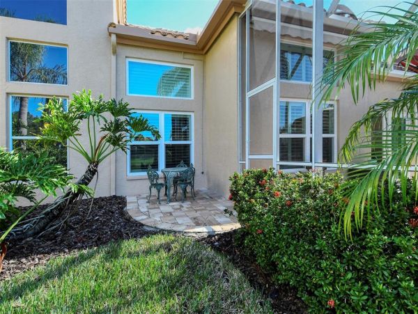 Lakefront Gorgeous Vacation Villa in Sarasota