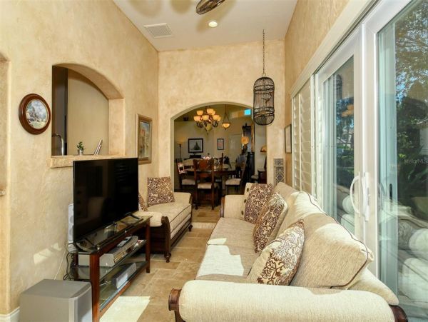 Lakefront Gorgeous Vacation Villa in Sarasota