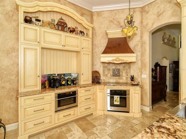 Lakefront Gorgeous Vacation Villa in Sarasota