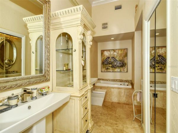 Lakefront Gorgeous Vacation Villa in Sarasota