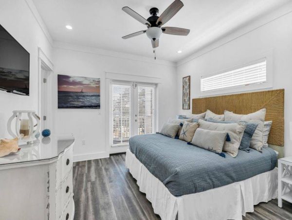 Destin Vacation Pool Home Eight Bedroom Walk to Beach