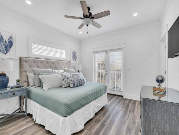 Destin Vacation Pool Home Eight Bedroom Walk to Beach
