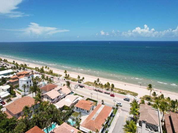 Right Across The Street from the Beach Fort Lauderdale Lovely