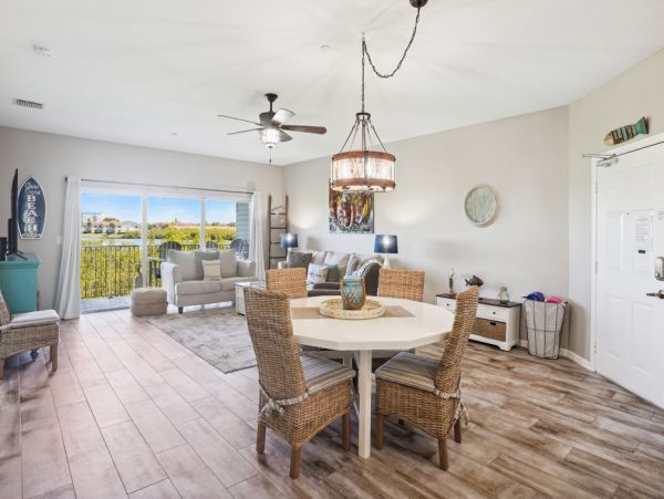Indian Shores Lively 2 Bedroom Condo with Balcony