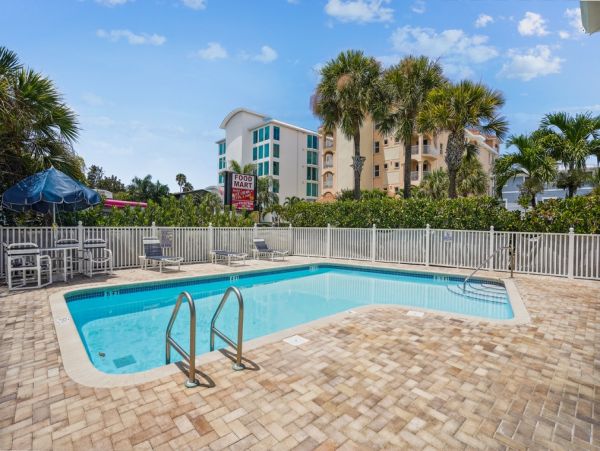 Indian Shores Lively 2 Bedroom Condo with Balcony