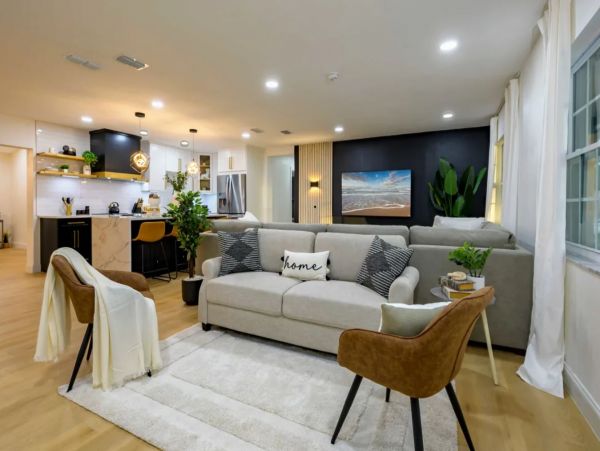Gorgeous Six Bedroom Vacation Home in Tampa Sleeps 20