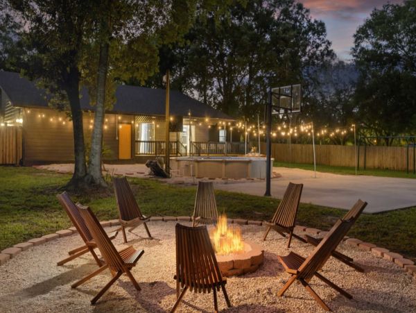 Gorgeous Six Bedroom Vacation Home in Tampa Sleeps 20