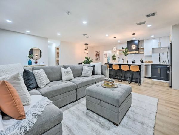 Gorgeous Six Bedroom Vacation Home in Tampa Sleeps 20