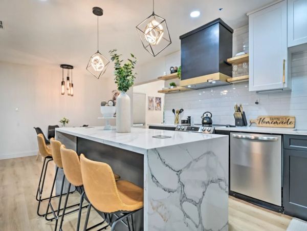 Gorgeous Six Bedroom Vacation Home in Tampa Sleeps 20