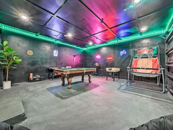 Gorgeous Six Bedroom Vacation Home in Tampa Sleeps 20