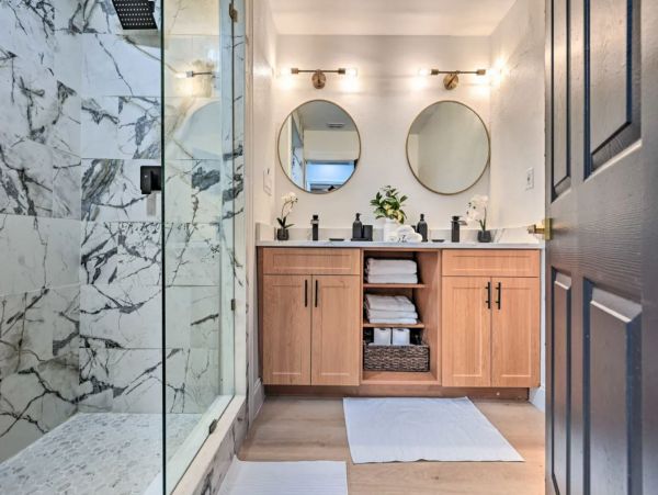 Gorgeous Six Bedroom Vacation Home in Tampa Sleeps 20
