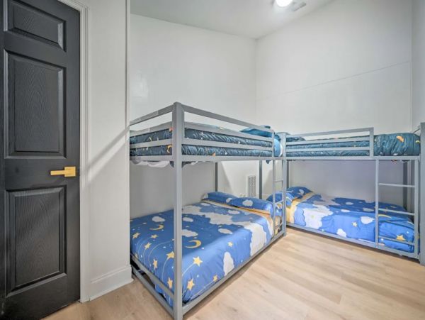 Gorgeous Six Bedroom Vacation Home in Tampa Sleeps 20