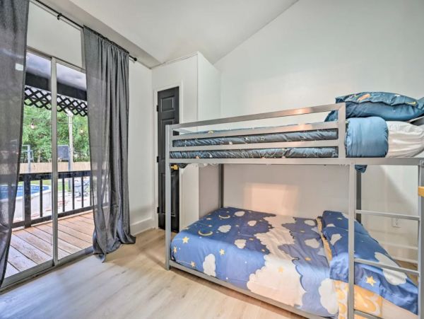 Gorgeous Six Bedroom Vacation Home in Tampa Sleeps 20
