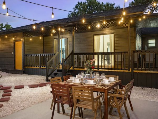 Gorgeous Six Bedroom Vacation Home in Tampa Sleeps 20