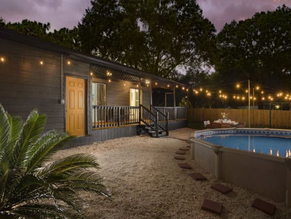 Gorgeous Six Bedroom Vacation Home in Tampa Sleeps 20