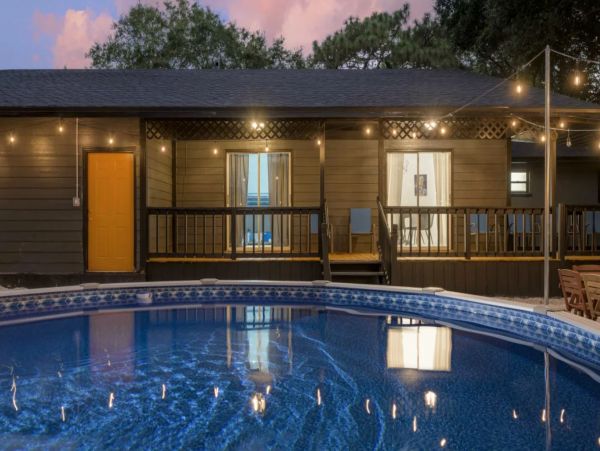 Gorgeous Six Bedroom Vacation Home in Tampa Sleeps 20