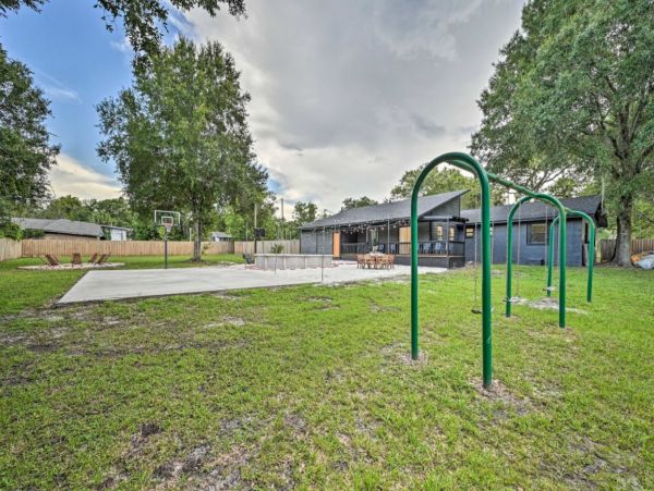Gorgeous Six Bedroom Vacation Home in Tampa Sleeps 20