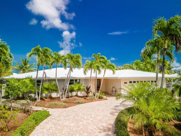 Canal Front Vacation Home with Caged Pool & Boat Dock in Marathon