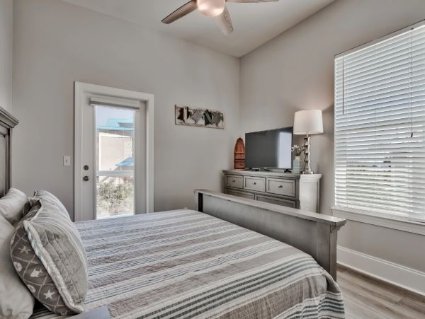 Beautiful Pool Vacation Home with 7 Bedrooms Sleeps 20