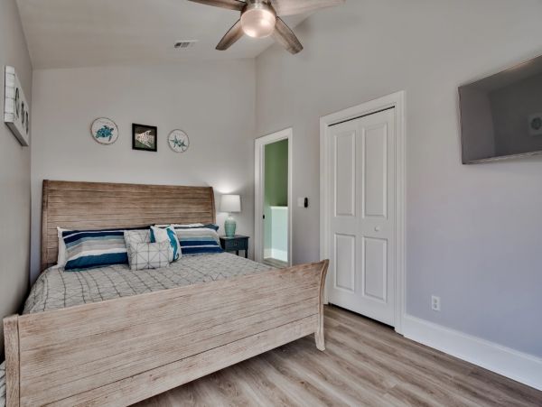 Beautiful Pool Vacation Home with 7 Bedrooms Sleeps 20