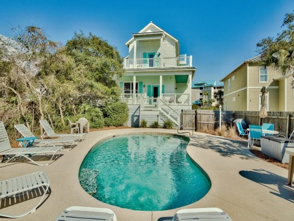 Beautiful Pool Vacation Home with 7 Bedrooms Sleeps 20