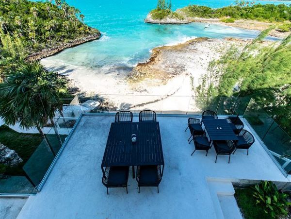 Bahamas Posh Six Bedroom Beachfront Estate in Bahamas