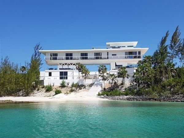 Bahamas Posh Six Bedroom Beachfront Estate in Bahamas