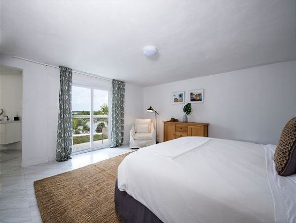 Bahamas Posh Six Bedroom Beachfront Estate in Bahamas
