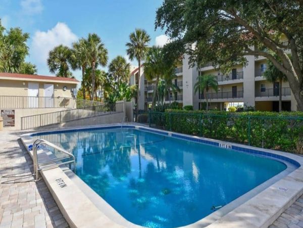 Lovely Two Bedroom Condo with Bay View Sleeps 4