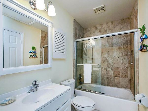 Lovely 2 Bedroom Duplex Walk to Beach