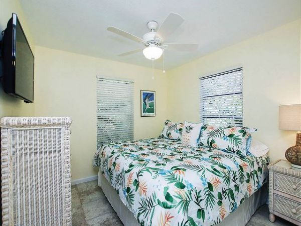 Lovely 2 Bedroom Duplex Walk to Beach