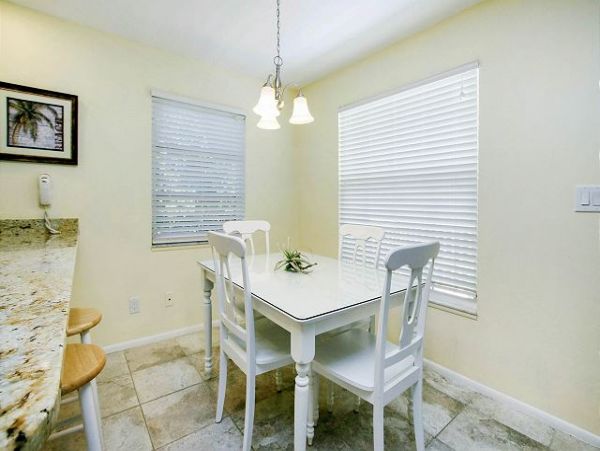 Lovely 2 Bedroom Duplex Walk to Beach