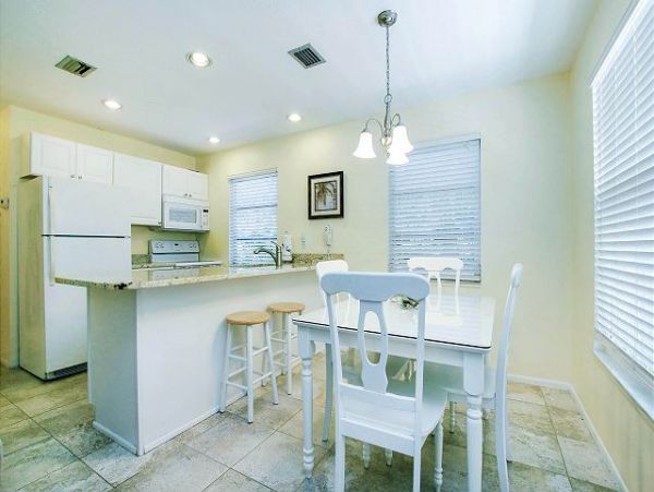 Lovely 2 Bedroom Duplex Walk to Beach