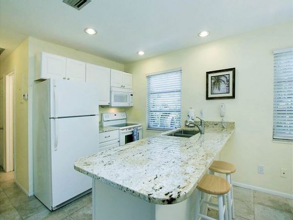 Lovely 2 Bedroom Duplex Walk to Beach