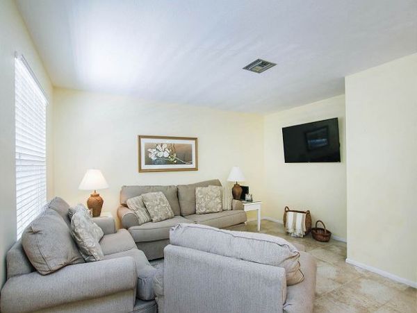 Lovely 2 Bedroom Duplex Walk to Beach