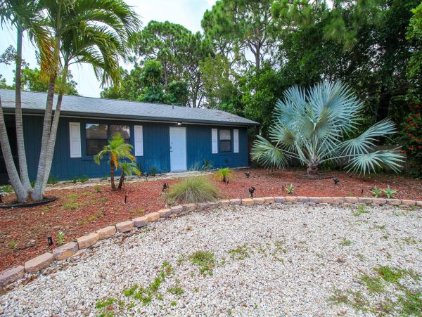 Delightful Two Bedroom Vacation Home in Venice Two Min Walk to The Beach