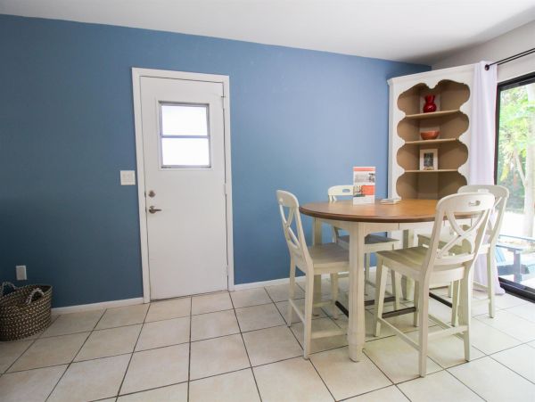 Delightful Two Bedroom Vacation Home in Venice Two Min Walk to The Beach